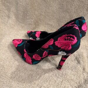 Qupid Womens Black Floral Embroidered Pointed Toe Stiletto Pumps Size 6.5